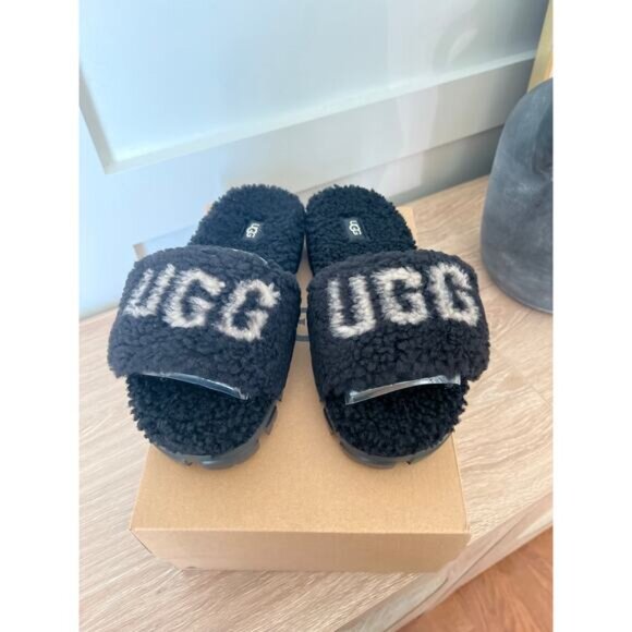 NIB UGG Cozetta Curly Faux Plush Sheepskin Graphic Slipper Black Size: 7 NWB - Picture 2 of 9